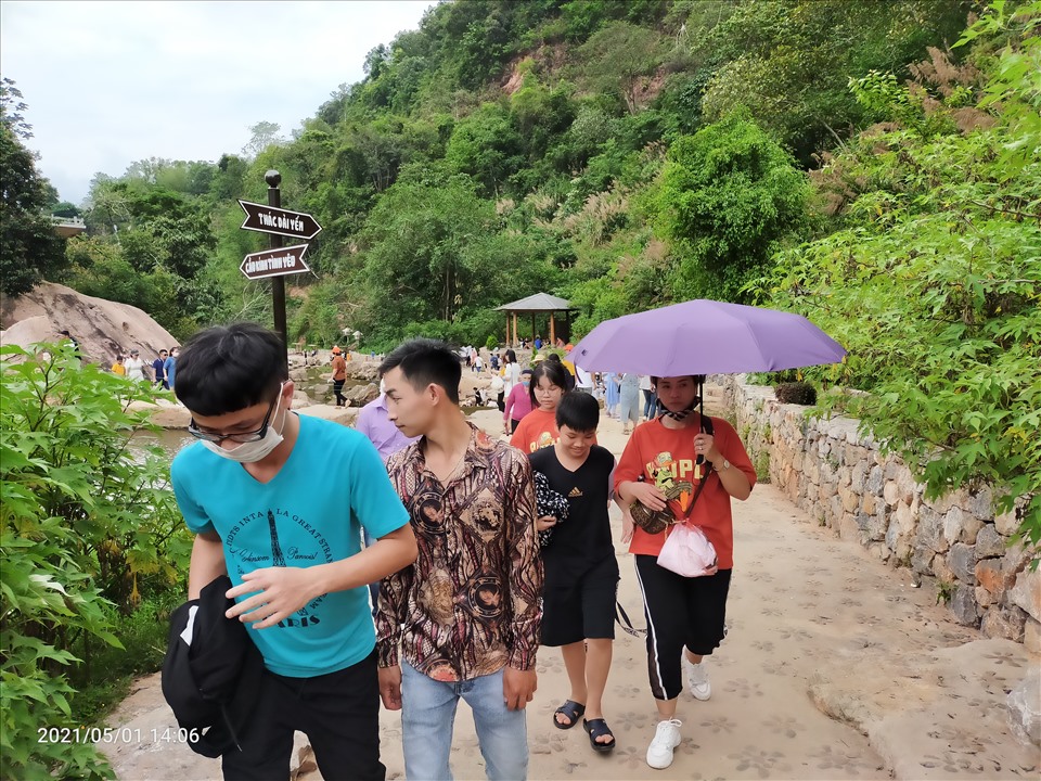 Theo ghi nhận của PV Báo Lao Động vào ngày 1.5 tại khu vực Thác Dải Yếm xã Mường Sang ( Công ty Pha Luông) rất nhiều du khách đến đây thăm quan và trải nghiệm.