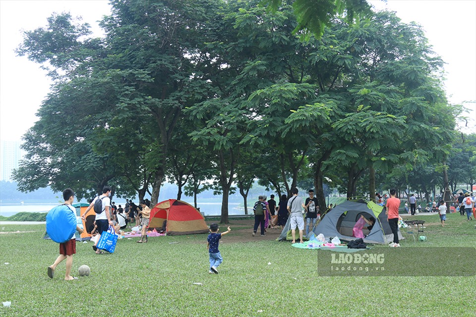 Tương tự, tại công viên Yên Sở (Hoàng Mai, Hà Nội), trong ngày 1.5 cũng đón hàng nghịt lượt khách tới tham quan, vui chơi.