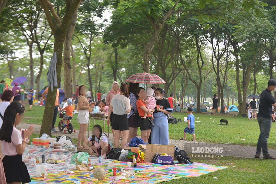 Nhiều người không đeo khẩu trang khi tham gia vui chơi tại công viên Yên Sở.