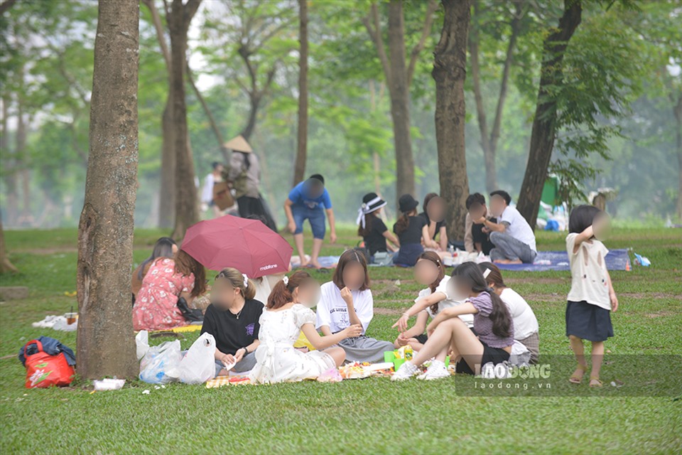 Nhiều người không đeo khẩu trang khi tham gia vui chơi tại công viên Yên Sở.
