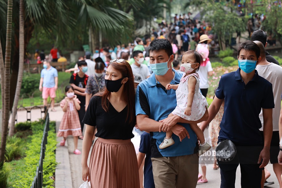 Ngày 1.5, theo ghi nhận của PV Lao Động, tại Công viên Thủ Lệ - Vườn thú Hà Nội đông đúc người dân tới tham quan, vui chơi.