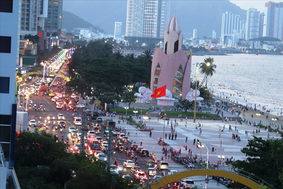 Quảng trường 2/4 Nha Trang tấp nập người và các phương tiện trong những ngày nghỉ lễ. Ảnh: Phương Linh