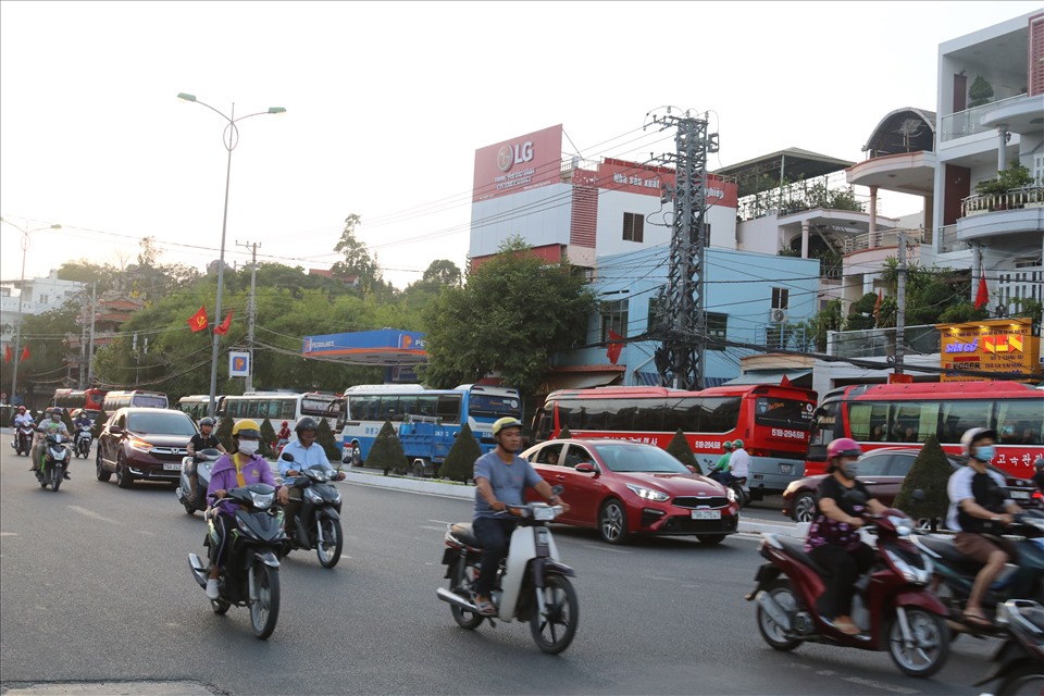 Hình hảnh dãy xe lớn chở du khách đến thăm quan Chùa Long Sơn từ lâu mới xuất hiện trở lại ở Nha Trang. Ảnh: Phương Linh