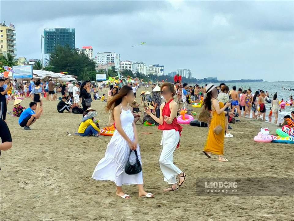 Tuy nhiên, còn rất đông các du khách không đeo khẩu trang vô tư vui đùa, đi lại trên bãi biển.