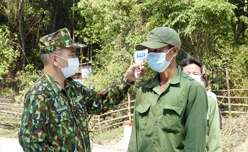 Cán bộ chiến sĩ Đồn Biên phòng Cửa khẩu Quốc tế Tây Trang kiểm tra thân nhiệt người dân để kịp thời phát hiện các dấu hiệu của COVID-19.