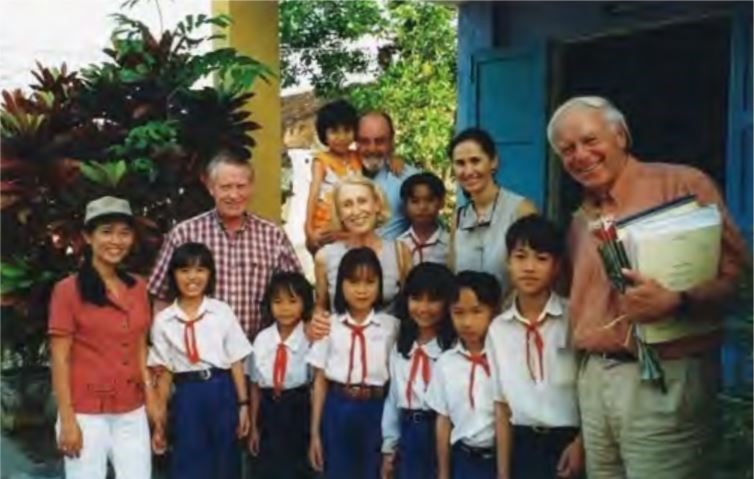 Tỉ phú Chuck Feeney (người lớn thứ 2, từ trái sang) trong đoàn đại diện Atlantic đến thăm làng Hy Vọng - trại trẻ mồ côi tại Đà Nẵng. Ảnh: Atlantic