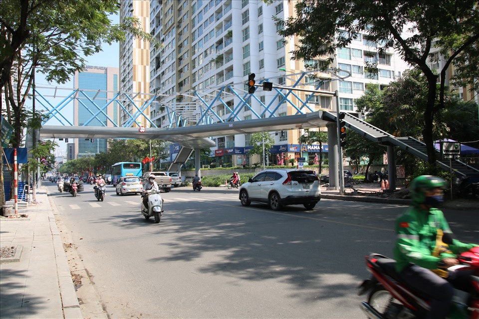 Cầu vượt bộ hành chữ Y được xây dựng tại nút giao Hoàng Minh Giám - Nguyễn Thị Thập. Ảnh: Kim Anh