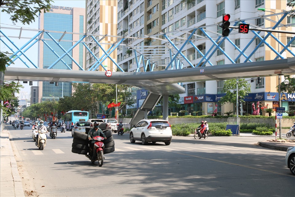Người dân sống xung quan chung cư khu vực này rất mong chờ vào cây cầu, có thể dễ dàng đi lại sang công viên Thanh Xuân, đặc biệt vào giờ cao điểm.