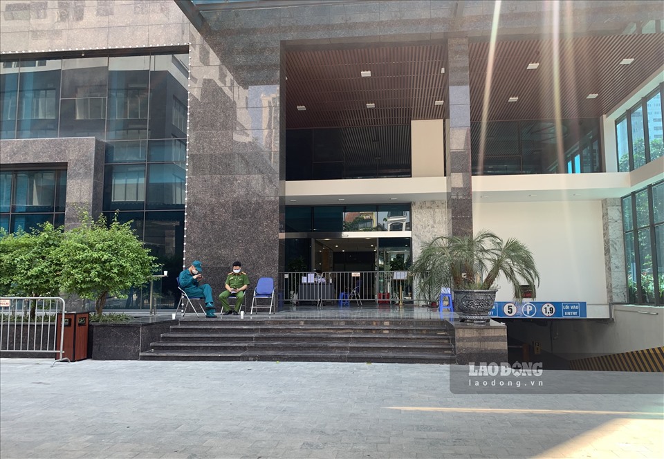 Ngay sau đó, tòa nhà chung cư The Legacy trên phố Ngụy Như Kon Tum được lực lượng chức năng tiến hành cách ly y tế tạm thời.