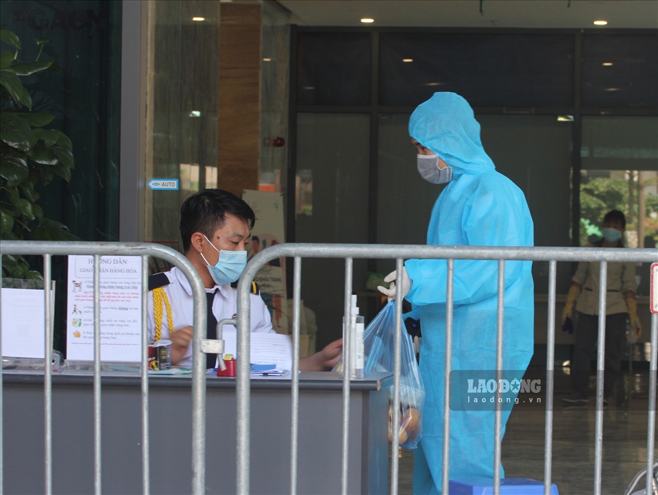 Theo ghi nhận của PV Báo Lao Động, ngày 10.5, những túi hàng tiếp tế nhu yếu phẩm cho người dân tại toà nhà được đưa đến.