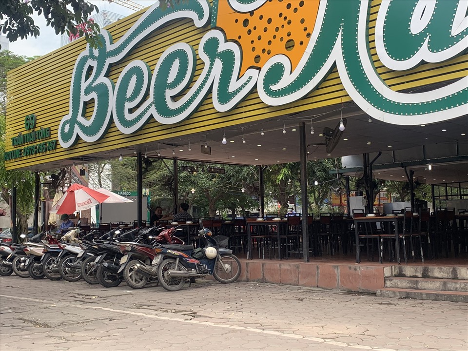 Quán bia trên phố Trần Thái Tông thưa thớt khách.
