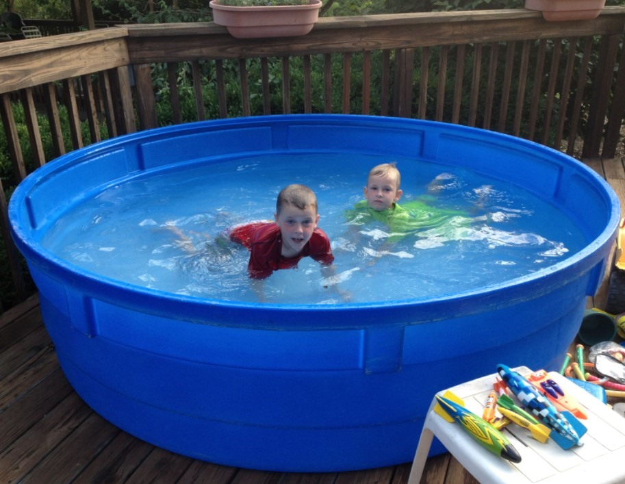 Hãy cho trẻ làm quen với bể bơi mini tại nhà sẽ giúp các bé sớm khắc phục tình trạng sợ nước. Ảnh: Xinhua