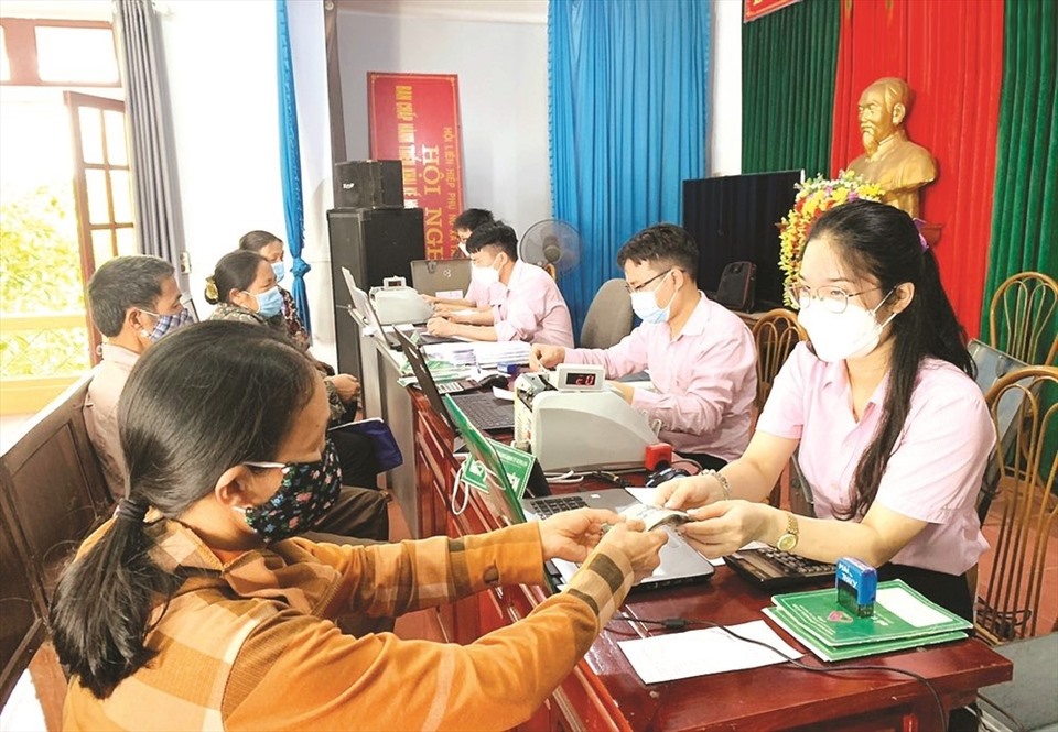 Những cán bộ NHCSXH huyện Hương Sơn trong một buổi giao dịch tại xã Tân Mỹ Hà.