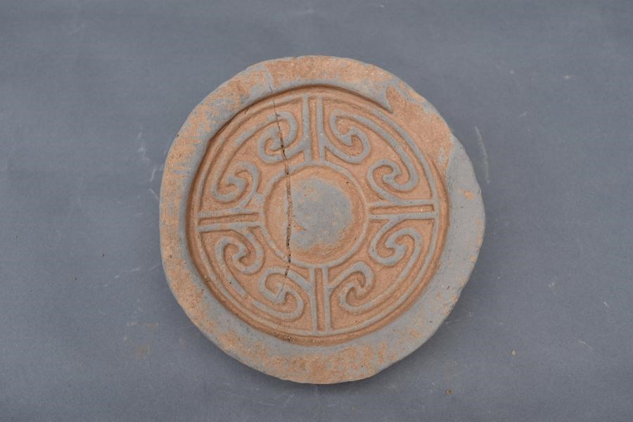 Một viên gạch hoa văn hình đám mây được khai quật từ một lăng mộ Hoàng đế Lưu Chí. Ảnh: Tân Hoa Xã