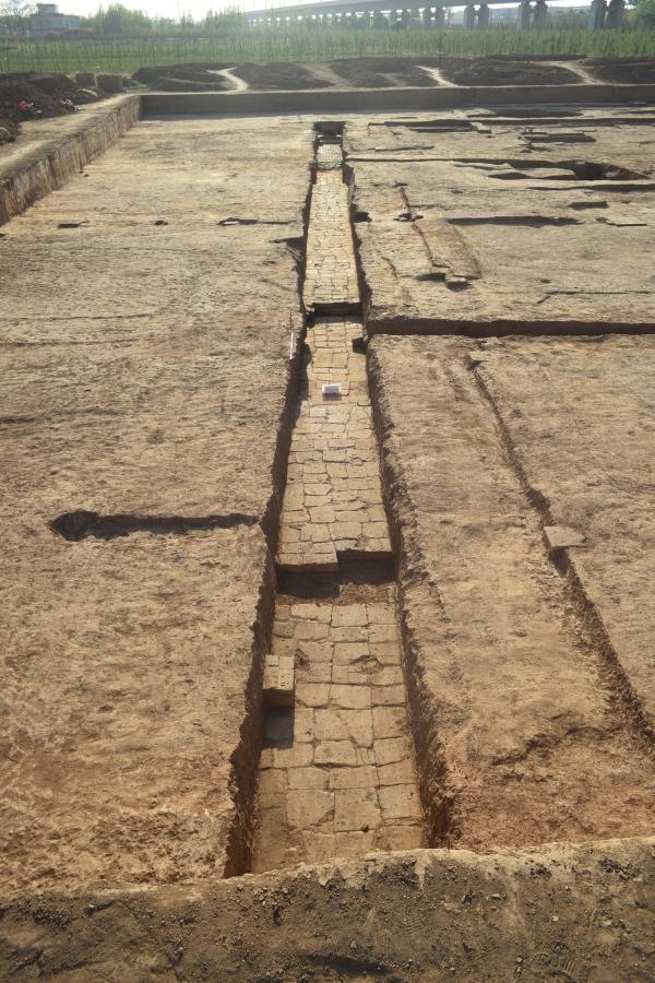 Khai quật khảo cổ phát hiện hệ thống thoát nước ở lăng mộ thời Đông Hán ở thành phố Lạc Dương, tỉnh Hà Nam, miền trung Trung Quốc. Ảnh: Tân Hoa Xã