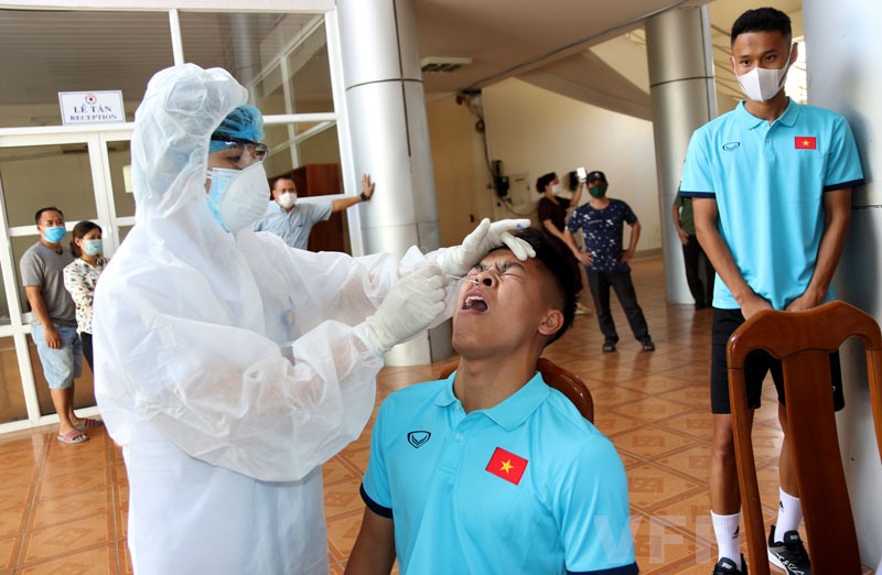 Các thành viên của Đội tuyển U22 Việt Nam đã kiểm tra y tế và lấy mẫu xét nghiệm RT-PCR để đảm bảo công tác phòng, chống dịch COVID-19. Ảnh: VFF