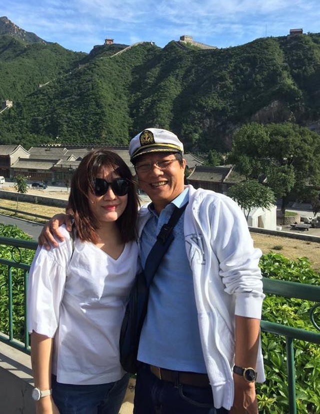 Sau cuộc hôn nhân 20 năm đổ vỡ, NSND Trọng Trinh có cuộc sống hạnh phúc bên vợ trẻ. Ảnh: NVCC.