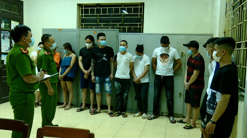 Công an huyện Hoa Lư, kiểm tra phát hiện tại quán karaoke Quang Huy có 12 khách đang hát karaoke. Trong đó có 2 trường hợp có kết quả dương tính với chất ma túy. Ảnh: NT