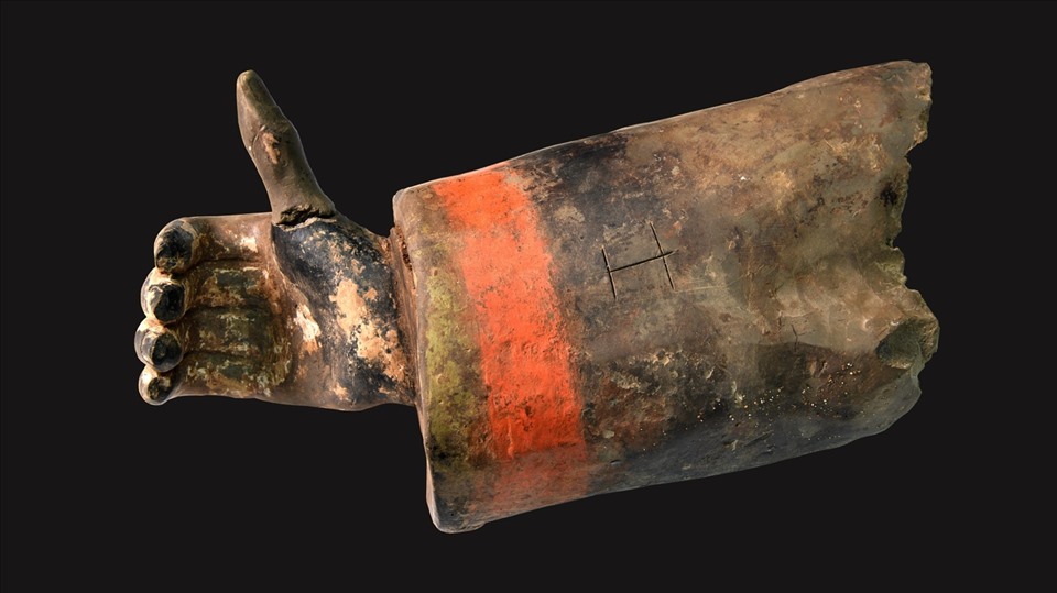 Ký tự chạm khắc trên tay áo được cho là tên của nghệ nhân thời nhà Tần. Ảnh: Bảo tàng Lăng mộ Tần Thuỷ Hoàng