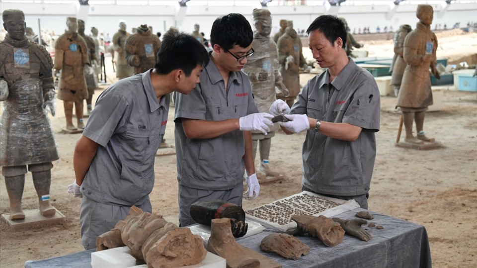 Ông Lan Desheng (phải) dành 25 năm qua để khôi phục đội quân đất nung. Ảnh: Bảo tàng Lăng mộ Tần Thủy Hoàng