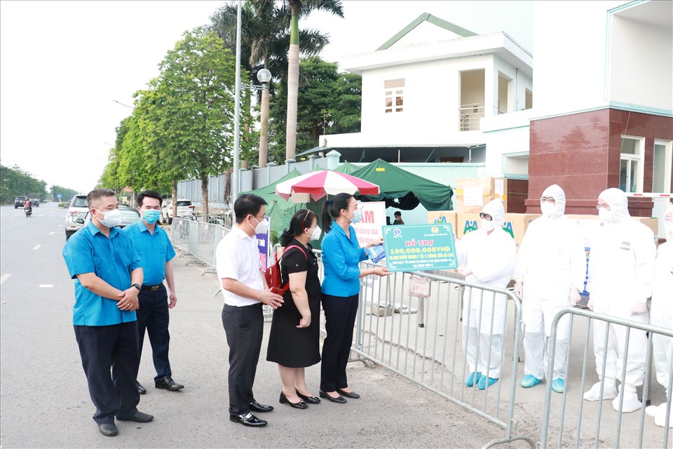 Bà Phạm Thanh Bình, Chủ tịch Công đoàn Y tế Việt Nam trao hỗ trợ của Công đoàn Y tế Việt Nam và Bộ Y tế tới cán bộ y tế đang bị cách ly do dịch COVID-19 tại Bệnh viện K cơ sở Tân Triều. Ảnh: X.Bách