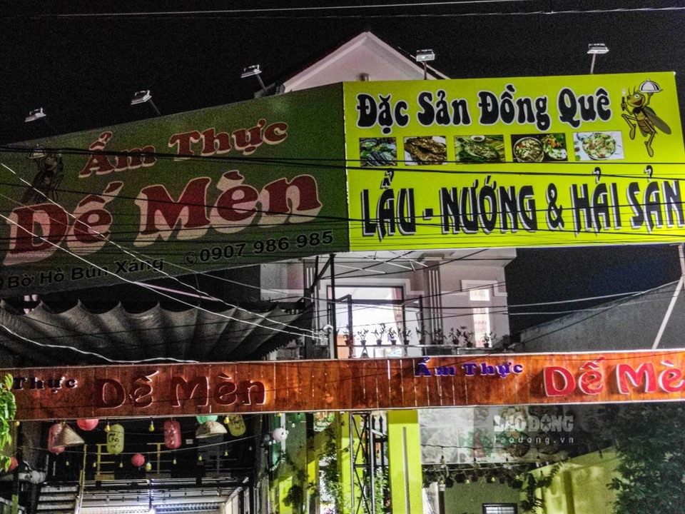 Tại hẻm 51, nơi tập trung rất nhiều dịch vụ ăn uống, giải trí về đêm thuộc quận Ninh Kiều, TP. Cần Thơ. Cũng có thể bắt gặp những quán ăn đã tạm ngưng kinh doanh trong bối cảnh dịch bệnh phức tạp.