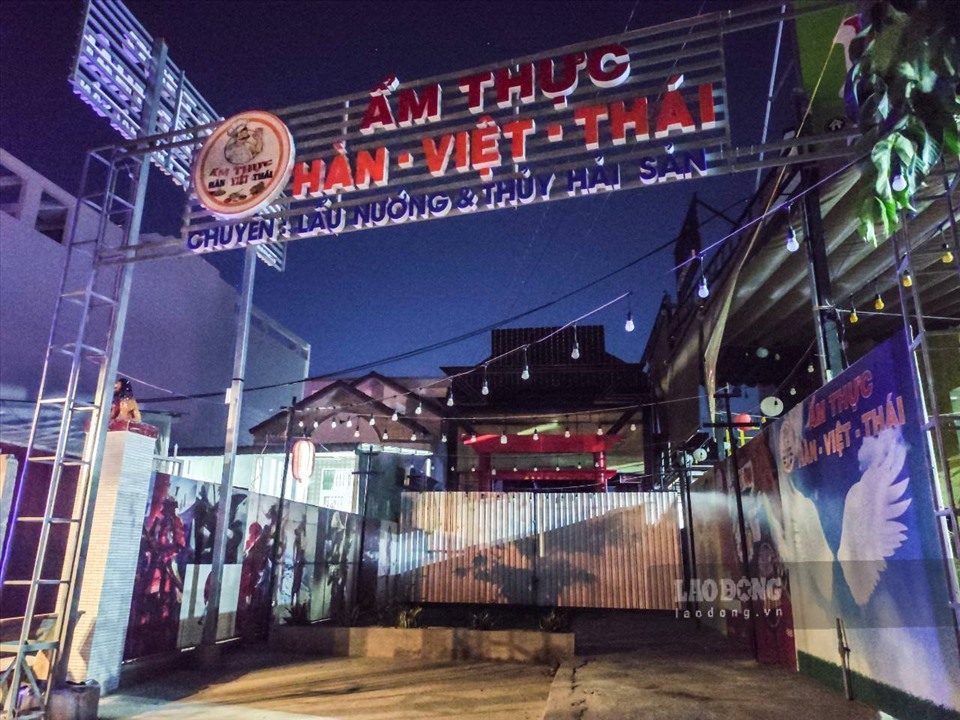 Tại hẻm 51, nơi tập trung rất nhiều dịch vụ ăn uống, giải trí về đêm thuộc quận Ninh Kiều, TP. Cần Thơ. Cũng có thể bắt gặp những quán ăn đã tạm ngưng kinh doanh trong bối cảnh dịch bệnh phức tạp.