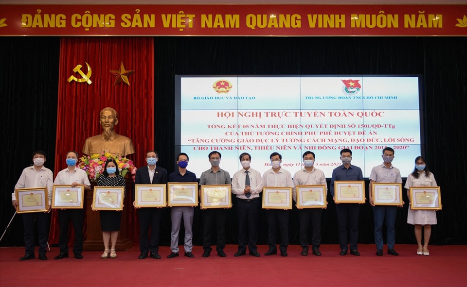 Bộ trưởng Bộ GDĐT Nguyễn Kim Sơn tặng bằng khen cho các tập thể, cá nhân xuất sắc thực hiện Đề án 1501. Ảnh: Thế Đại