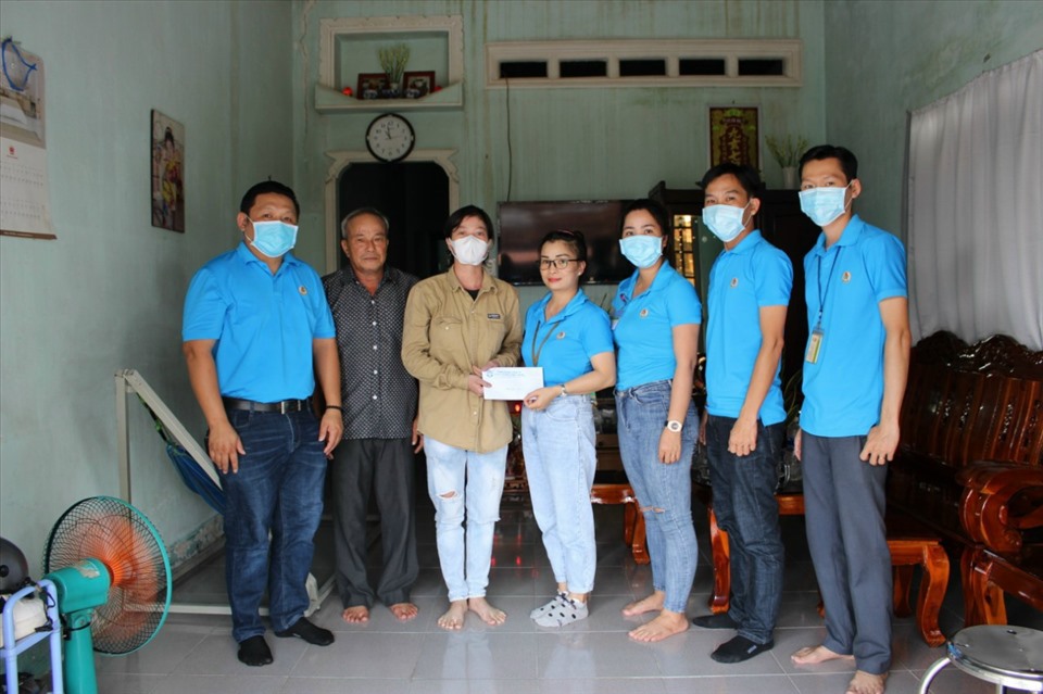 Ban Chấp hành Công đoàn cơ sở công ty thăm hỏi và trao tặng số tiền cho chị Trần Thị Minh Thư.