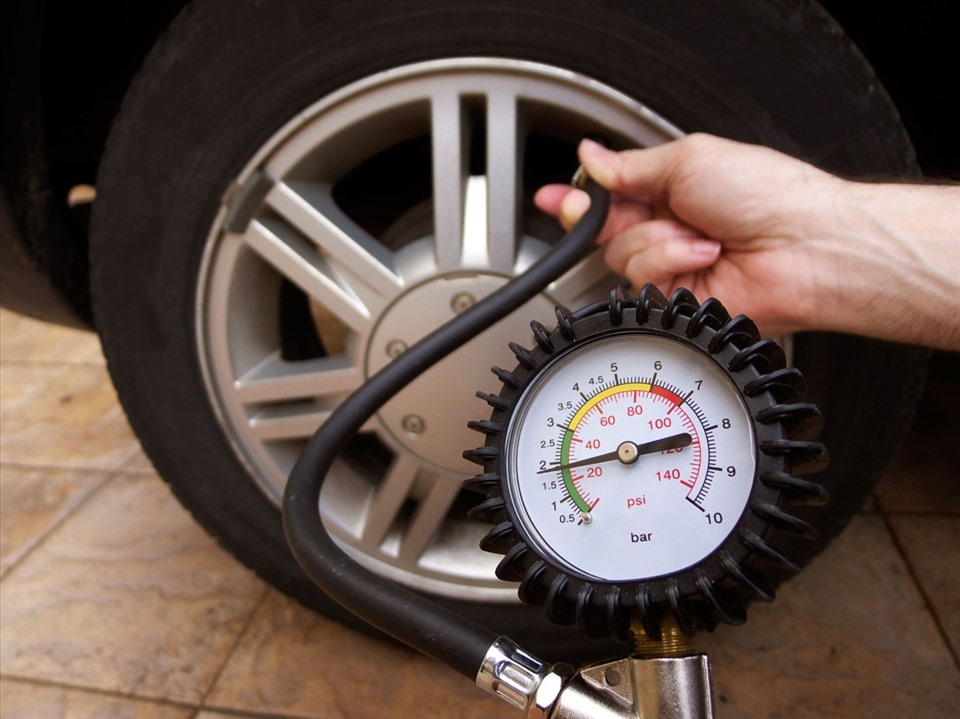 Áp suất lốp tăng lên còn tạo ra sự chênh lệch áp suất giữa các bánh xe, có thể khiến xe lật vì không đủ lực bám nếu vào cua (thường xuất hiện trên lốp đã mòn nhiều hoặc hết hạn sử dụng). Ảnh: LĐO