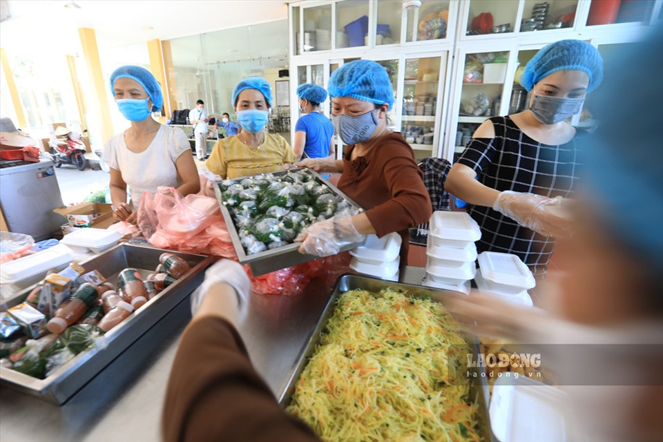 Từ những ủng hộ của các nhà hảo tâm, nhà chùa đã tổ chức nấu khoảng 200 suất cơm trưa mỗi ngày cho 300 người đang cách ly tập trung.