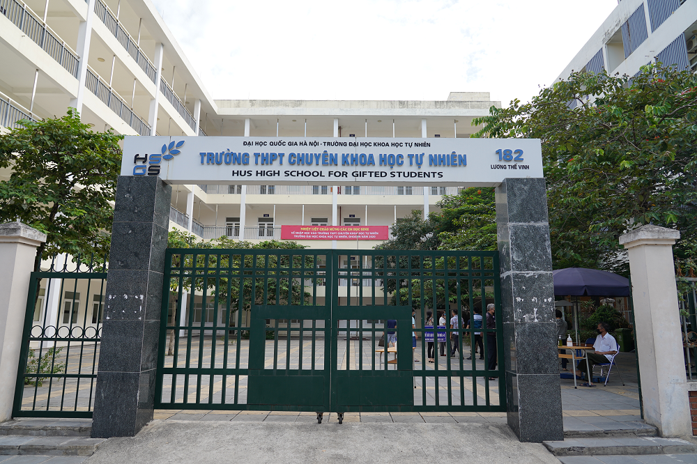 Trường THPT chuyên Khoa học Tự nhiên - Đại học Khoa học tự nhiên (ĐHQG Hà Nội) là trường đầu tiên tạm hoãn kỳ thi tuyển sinh lớp 10 năm 2021. Ảnh: HUS.