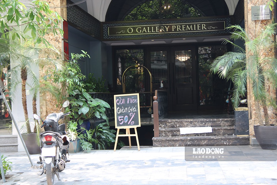 Một khách sạn trên phố Hàng Bông phải giảm giá phòng để thu hút lượng khách vào, duy trì hoạt động trong những ngày khó khăn.