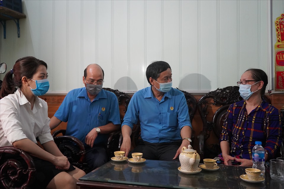 LĐLĐ TP.Hải Phòng, đại diện Công ty CP Cảng Đoạn Xá thăm hỏi gia đình anh Hồ Ngọc Bình - nạn nhân tai nạn lao động. Ảnh MD