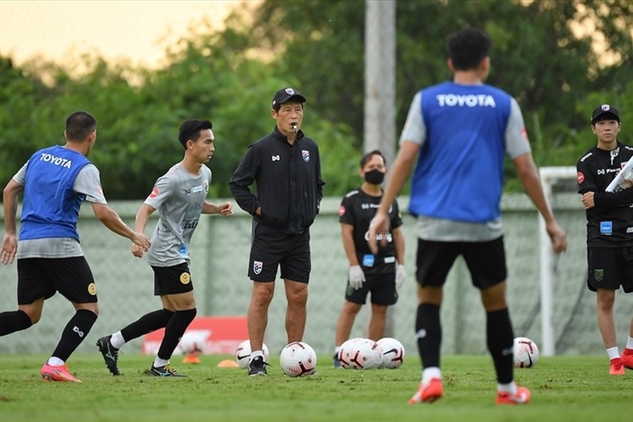 Huấn luyện viên Akira Nishino của tuyển Thái Lan vừa phải đổi kế hoạch tập luyện khi đội có 2 cầu thủ nhiễm COVID-19. Ảnh: Thairath