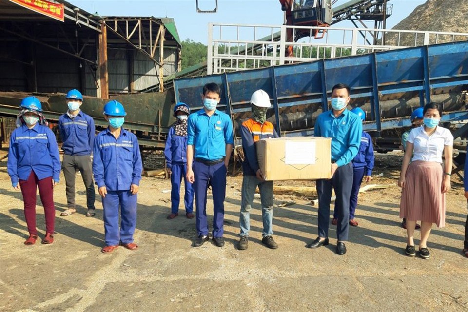 Công đoàn các KKT tỉnh Hà Tĩnh tặng quà cho công nhân Công ty Haivina. Ảnh: CĐ.
