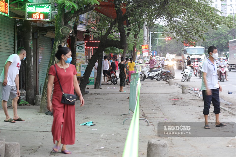 Theo ghi nhận của PV Lao Động, khu vực xung quanh Bệnh viện K (Tân Triều, Hà Nội) hiện cũng thuộc khu vực cách ly. Người dân phải tạm ngừng các hoạt động kinh doanh buôn bán để thực hiện công tác phòng, chống dịch bệnh.
