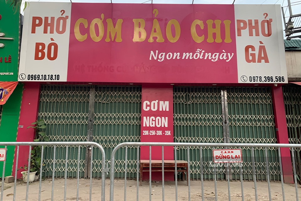 Chỉ thị 42 mới đây của UBND thành phố Hà Nội cũng yêu cầu, các cửa hàng ăn, uống trong nhà phải đảm bảo giãn cách chỗ ngồi tôi thiểu 2m. Các cơ sở kinh doanh dịch vụ ăn uống xung quanh các bệnh viện chỉ được bán hàng mang về.