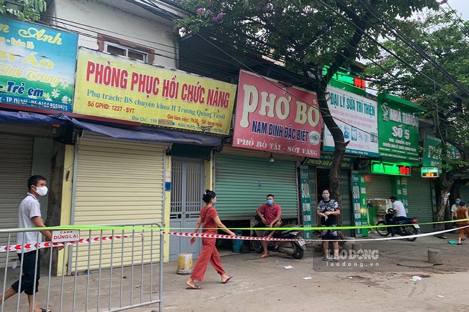 Theo Chỉ thị 42 của UBND thành phố Hà Nội, khu vực xung quanh Bệnh viện K cơ sở Tân Triều và các bệnh viện khi xuất hiện ở dịch thì phải tạm dừng hoạt động các dịch vụ kinh doanh ăn uống, cửa hàng tạp hóa.