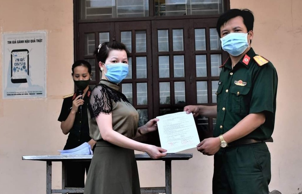 Đại diện Trung đoàn 568, Bộ CHQS tỉnh Thái Bình trao chứng nhận hoàn thành cách ly tập trung cho công dân. Ảnh: CDC Thái Bình.