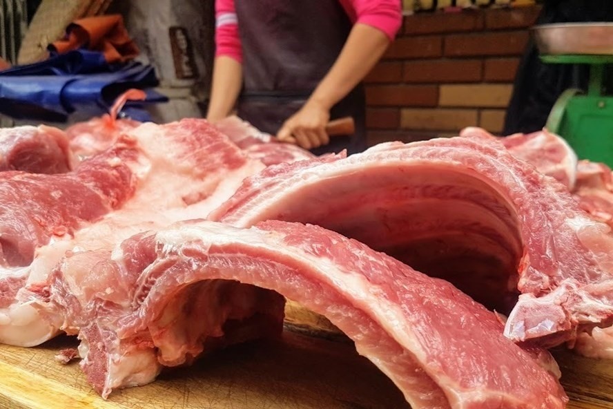 Theo nguồn tin từ các thương nhân kinh doanh ngành hàng thịt lợn, giá lợn hơi ngày 11.5.2021 tiếp tục đà giảm đã hỗ trợ giá thịt lợn tại các chợ dân sinh giảm thêm.  Ảnh: Vũ Long