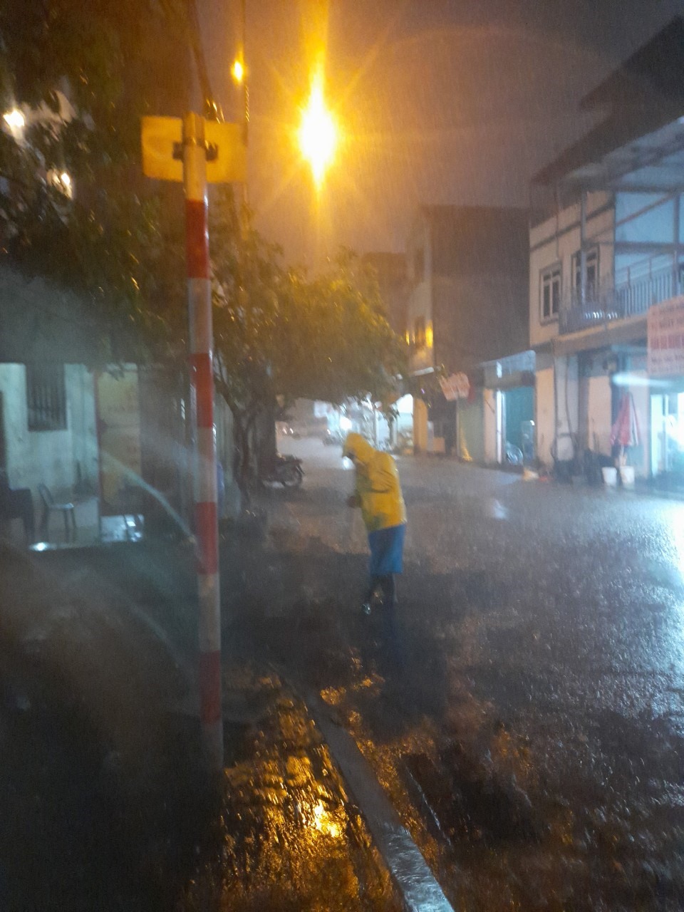 Nhiều tuyến phố tại Thủ đô đã ngập sâu trong nước sau cơn mưa lớn chiều 11.5. Công ty TNHH một thành viên Thoát nước Hà Nội đã cắt cử lực lượng ứng trực tại các nơi úng ngập, tổ chức hướng dẫn giao thông, giải quyết thoát nước.