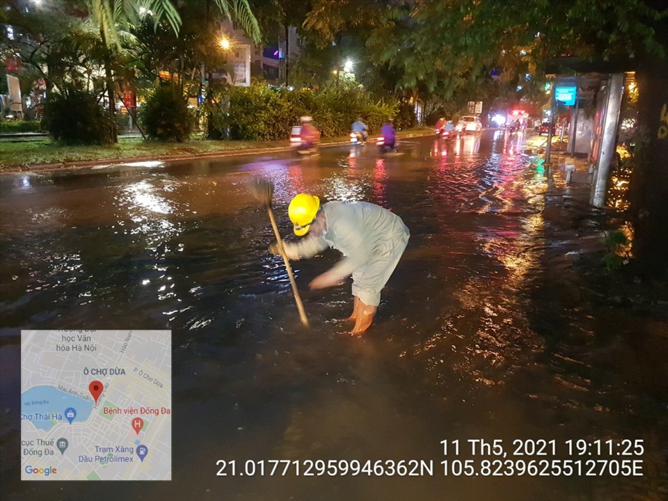 Cơn mưa lớn đã làm nhiều tuyến phố bị ngập sâu trong nước.