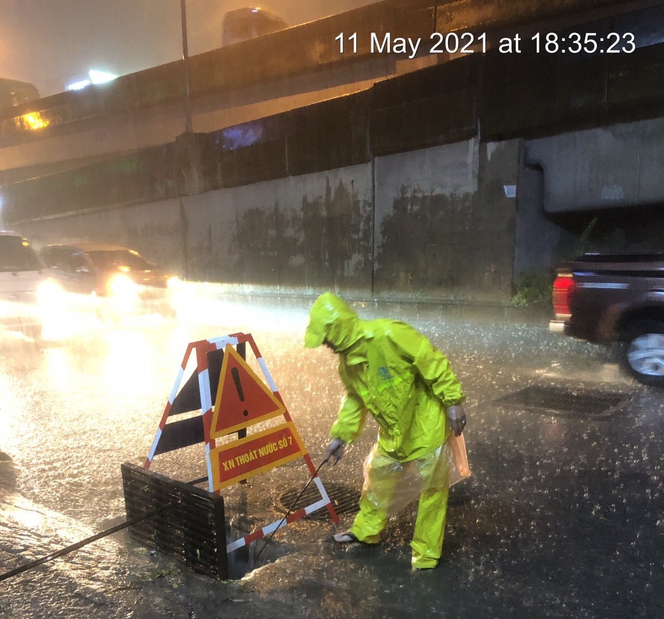 Nhiều tuyến phố tại Thủ đô đã ngập sâu trong nước sau cơn mưa lớn chiều 11.5. Công ty TNHH một thành viên Thoát nước Hà Nội đã cắt cử lực lượng ứng trực tại các nơi úng ngập, tổ chức hướng dẫn giao thông, giải quyết thoát nước.