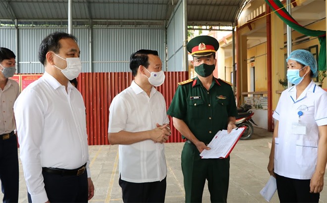 Ông Đỗ Đức Duy (áo trắng, giữa) chỉ đạo công tác chống dịch tại huyện Trấn Yên. Ảnh: Văn Đức.