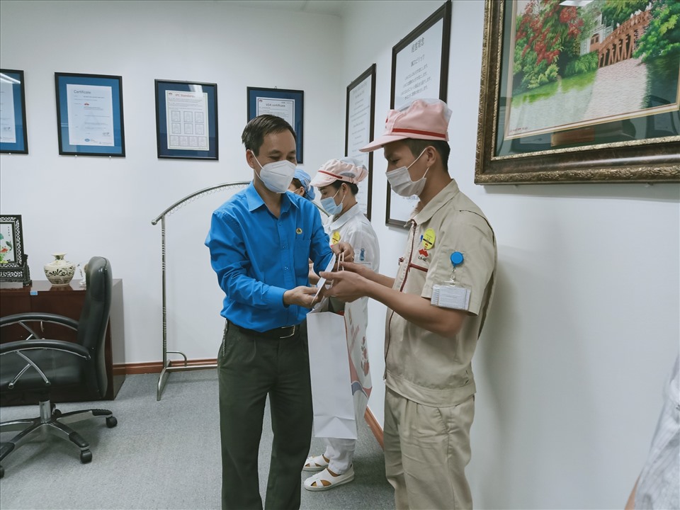 Công đoàn các KCN tỉnh Hải Dương trao quà cho CNLĐ có hoàn cảnh khó khăn Công ty TNHH Điện tử UMC Việt Nam. Ảnh Diệu Thúy