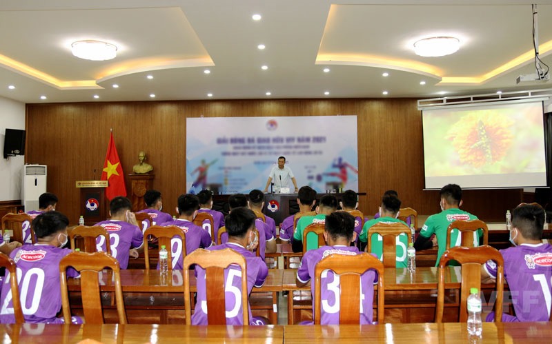 Phó Chủ tịch VFF Trần Quốc Tuấn  quán triệt tinh thần tập trung tập luyện với đội tuyển U22 Việt Nam. Ảnh: VFF