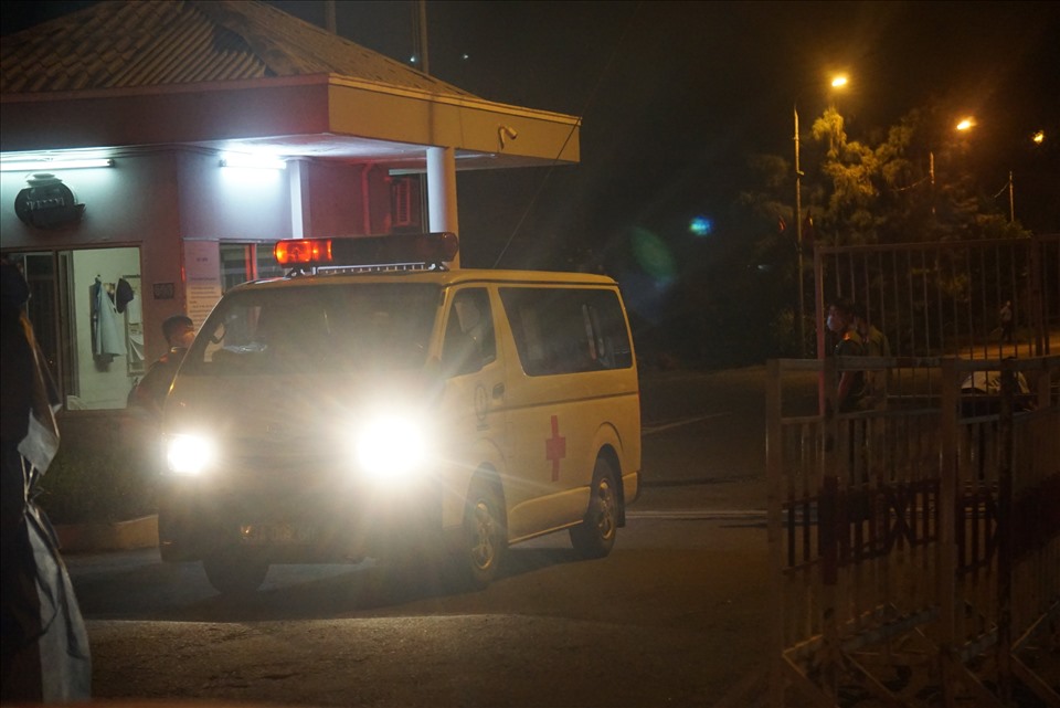 Trung tâm Y tế quận Sơn Trà đã lập nhanh điểm lấy mẫu xét nghiệm để người dân trong khu vực đến khai báo và lấy mẫu xét nghiệm trong đêm.