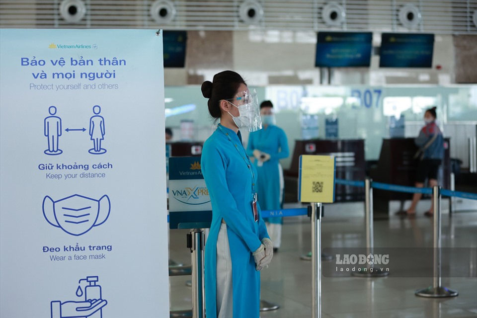 Tại lối vào quầy check-in của hãng Hàng không quốc gia Việt Nam đã đặt thông báo nhắc nhở hành khách đảm bảo công tác phòng dịch.