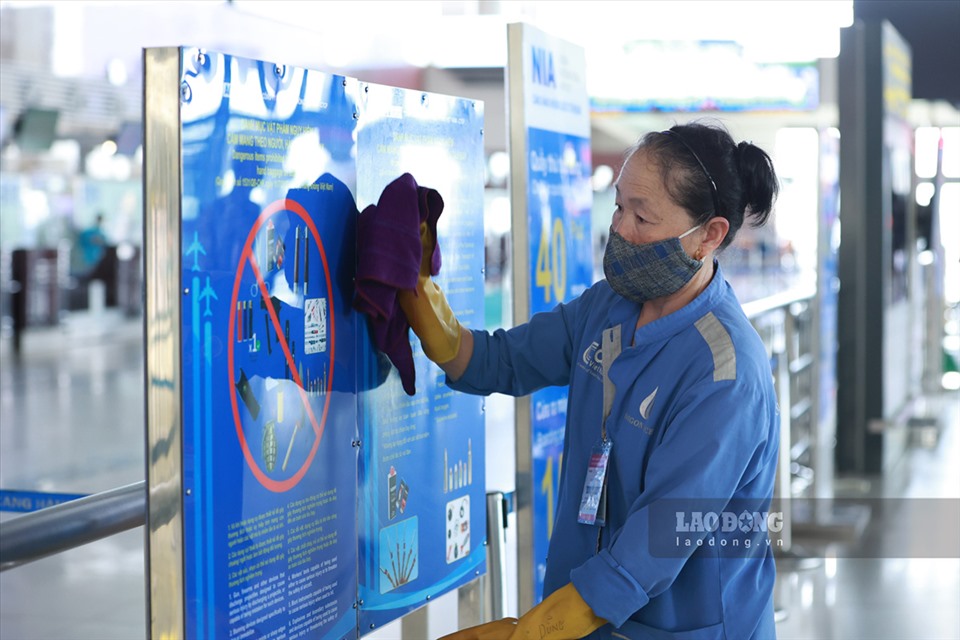 Đồng thời các nhân viên vệ sinh cũng tăng cường lau chùi, khử khuẩn tại các điểm có nhiều tiếp xúc.